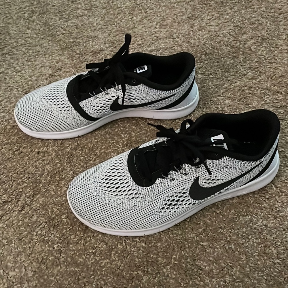 Nike grey and black running sneakers. Size 7Y.